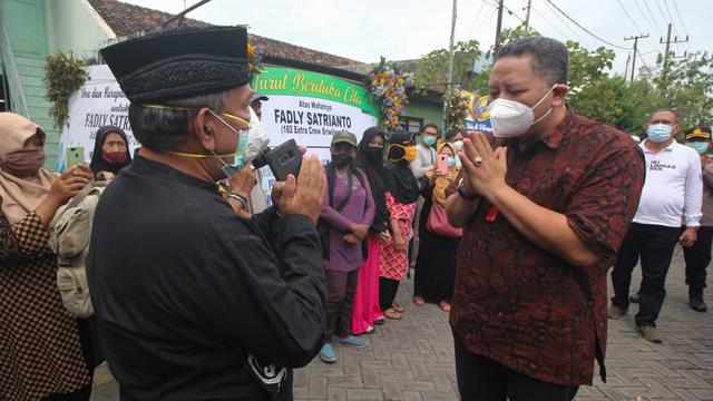 Pelaksana Tugas (Plt) Wali Kota Surabaya Whisnu Sakti Buana saat menyambut kedatangan jenazah  Fadly Satrianto yang menjadi korban Sriwijaya Air. (Dian Kurniawan/Liputan6.com)