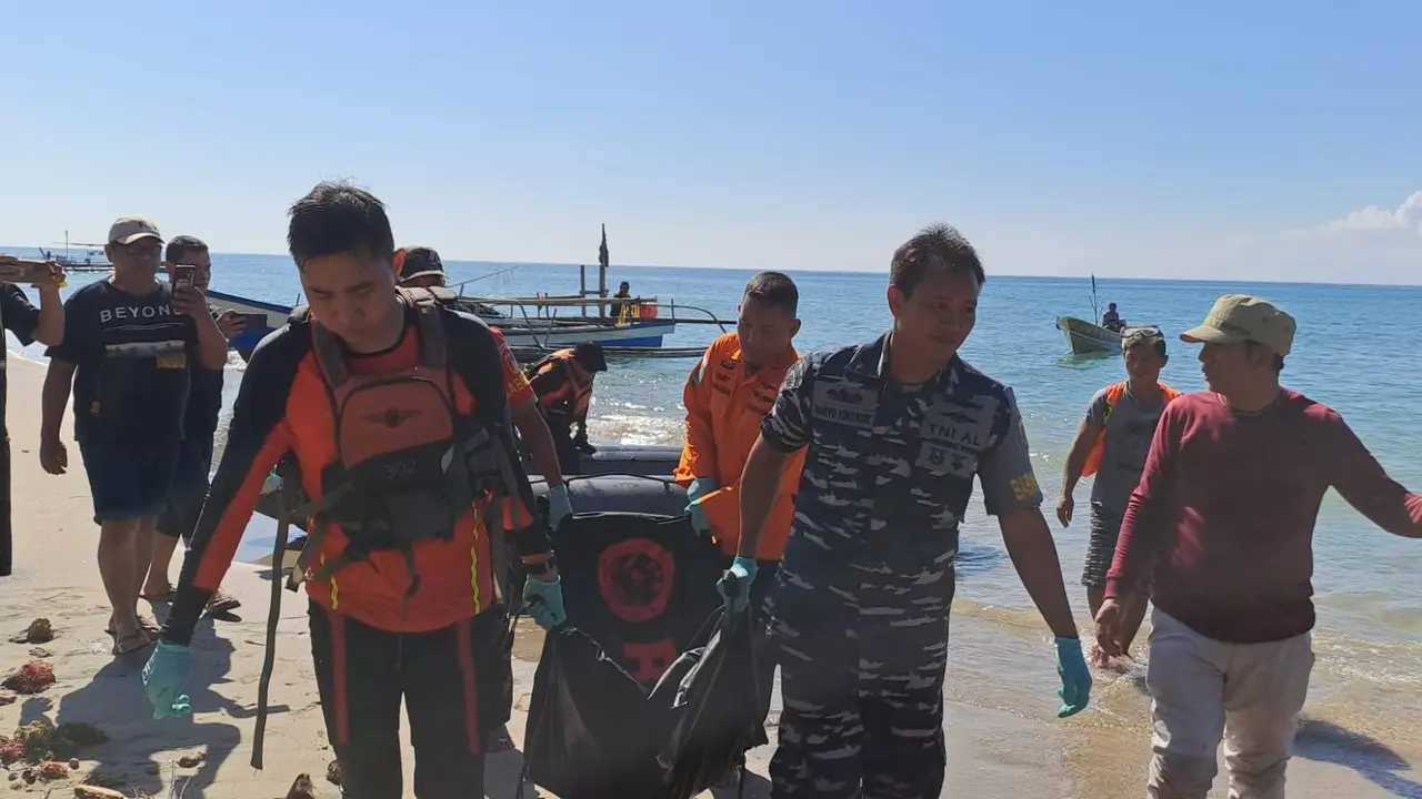 Jenazah Frater Marianus Mario Weleng asal seminari Pineleng yang terseret ombak di Pantai Kawis Lalumpe, Minahasa, Sulut, Rabu (12/4/2023), ditemukan oleh Tim SAR Gabungan.