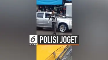 Seorang polisi Thalland berjoget di tengah jalan sambil mengatur lalu lintas. Tingkah lucu polisi ini mencuri perhatian warga sekitar.