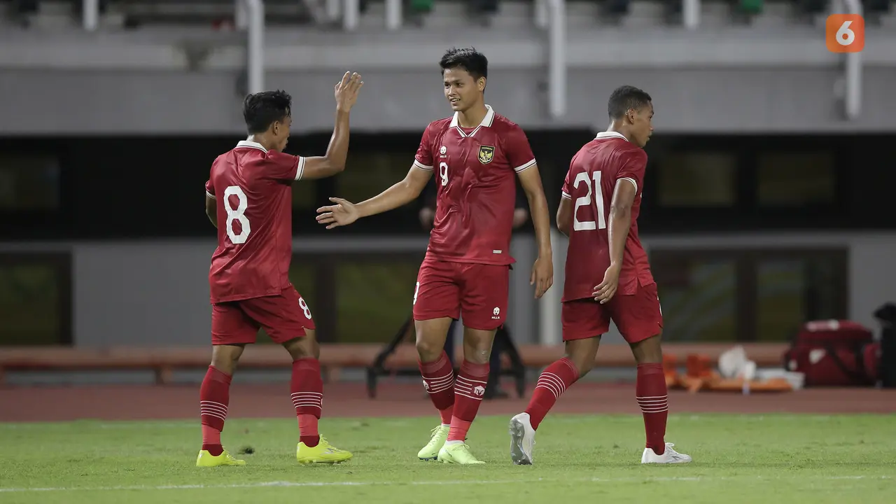 Foto: Tajam di Udara dan Ganas di Darat, Hokky Caraka Jadi Mimpi Buruk Timnas Timor Leste di Laga Pertama Kualifikasi Piala Asia U-20