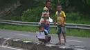Anak-anak menunggu bus untuk meminta bunyi klakson telolet dari bus yang lewat di jalan raya A Yani Surakarta, Solo, Kamis (22/12). Fenomena ini mendunia setelah beberapa artis dan tokoh terkenal dunia berkomentar di media sosial. (Liputan6.com/Gholib)