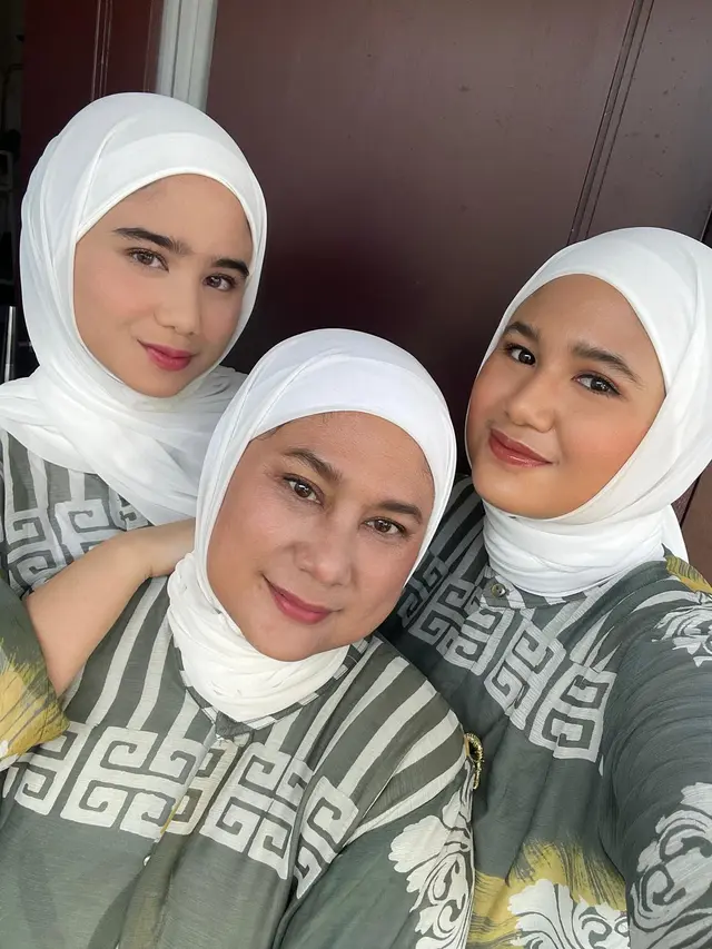 Tampil Kompak, Ini 6 Potret Seleb Wanita Bersama Keluarga di Lebaran 2022