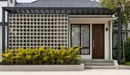 8 Ide Teras Rumah dengan Roster Beton dan Palem Kuning, Simpel tapi Elegan
