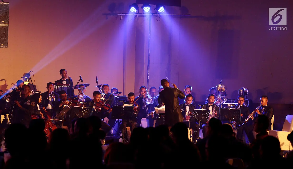 Penampilan orkestra beranggotakan staf TNI AD dalam acara Silaturrahmi Kasad dengan Forum Pemred dan Anugerah Media TNI AD di Jakarta, Rabu (21/2). Dalam kegiatan itu, TNI AD juga memberikan penghargaan kepada rekan-rekan media. (Liputan6.com/Johan Tallo)