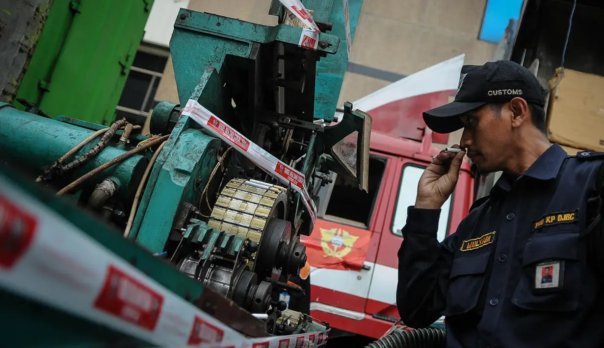 Dirjen Bea Cukai menyita rokok ilegal sejumlah 11.266.600 batang, satu unit mesin pembuat rokok merek Shenzen yang berkapasitas produksi 1.500 batang rokok per menit, Jumat (30/9). (Liputan6.com/Faizal Fanani)