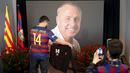 Suporter Barcelona mengambil gambar saat memorial event untuk Johan Cruyff di Stadion Camp Nou, Barcelona, Spanyol, (29/3/2016). (Reuters/Albert Gea)