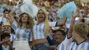 Dua suporter cantik Argentina terlihat bersemangat mendukung tim kesayangan di laga final piala dunia melawan Jerman, Senin (14/7/14). (AFP PHOTO/JUAN MABROMATA)