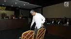 Gubernur Sulawesi Tenggara nonaktif Nur Alam (kanan) jelang mengikuti sidang pembacaan putusan di Pengadilan Tipikor, Jakarta, Rabu (28/3). Nur Alam dinyatakan bersalah dan dihukum 12 tahun penjara dan denda satu miliar. (Liputan6.com/Helmi Fithriansyah)