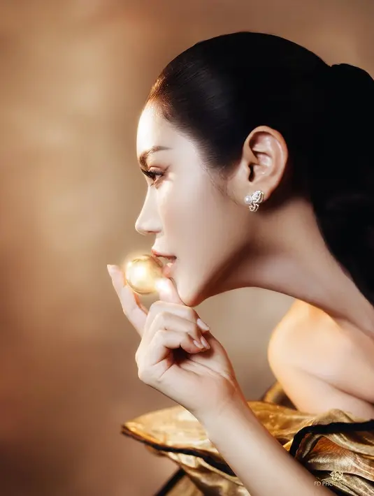 Jessica Iskandar tampil sleek dengan rambut kepang panjang yang sisakan pony sleek curl [@inijedar]