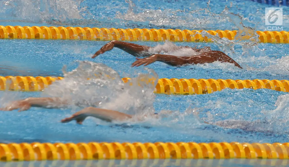 Aksi atlet Indonesia, Syuci Indriani (belakang) saat final 100 meter gaya kupu-kupu putri S14 di Aquatic Center, Jakarta, Rabu (10/10). Syuci berhasil meraih mendali perak dengan catatan waktu 1 menit 11,08 detik. (Merdeka.com/Imam Buhori)