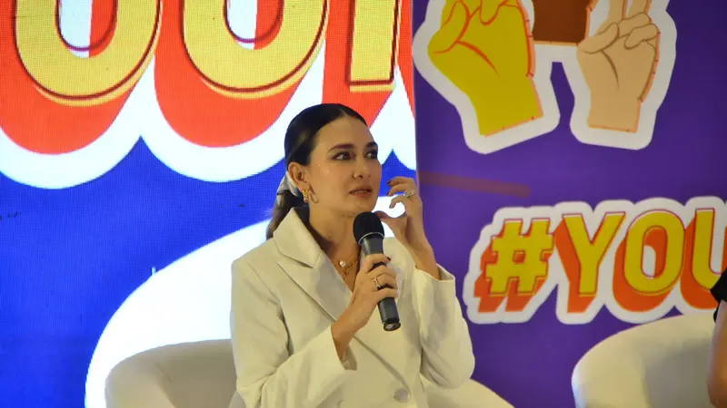 Artis Luna Maya pada acara X Beauty di Surabaya. (Dian Kurniawan/Liputan6.com)