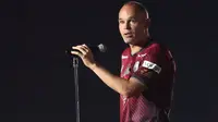 Andres Iniesta pun tak dapat menahan tangis saat berbicara dalam pidato perpisahannya. (AFP/Jiji Press)