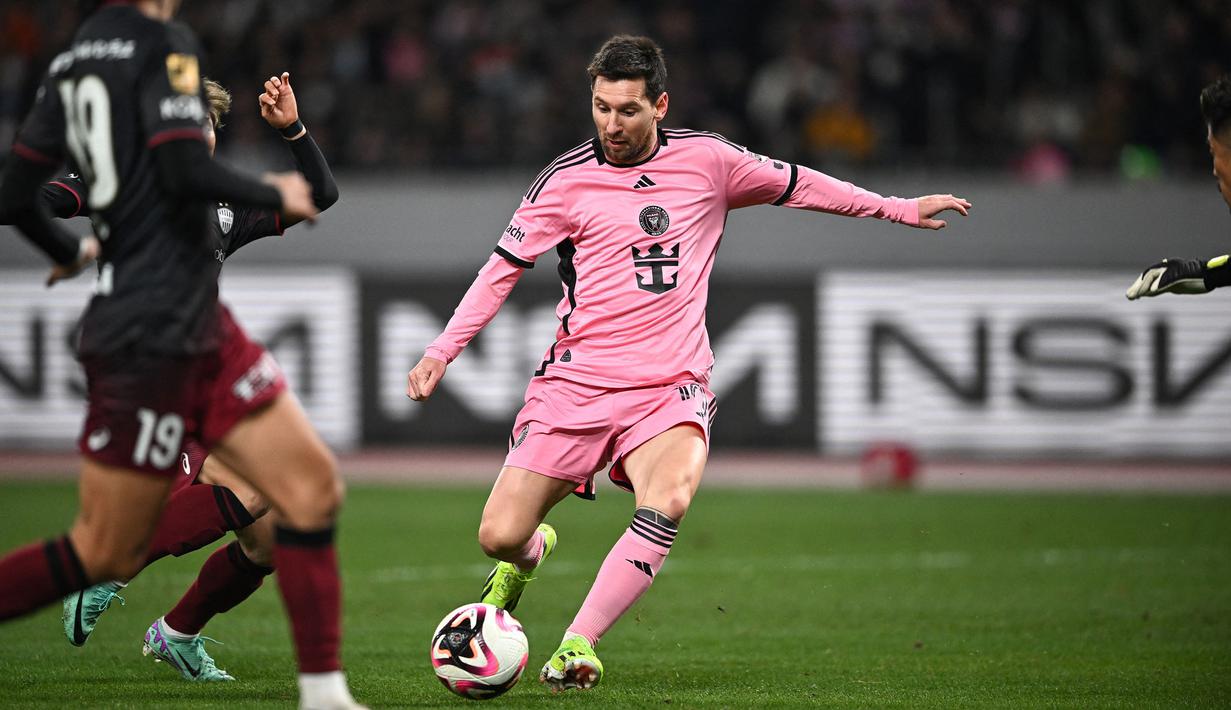 Pemain Inter Miami, Lionel Messi (kanan) berusaha mencetak gol ke gawang pemain Vissel Kobe pada laga persahabatan di National Stadium, Tokyo, Jepang, Rabu (07/02/2024). (AFP/Philip Fong)