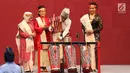 Presiden Joko Widodo memukul alat musik tradisional Batak disaksikan Ibu Negara Iriana Joko Widodo, beserta Ibu Mufida Jusuf Kalla saat membuka pameran Kriyanusa Dewan Kerajinan Nasional 2017, di JCC, Jakarta, Rabu (27/9). (Liputan6.com/Angga Yuniar)