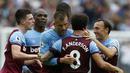 Para pemain West Ham merayakan gol yang dicetak Andriy Yarmolenko ke gawang Manchester United pada laga Premier League di Stadion London, London, Minggu (22/9). West Ham menang 2-0 atas MU. (AFP/Ian Kington)