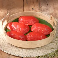Kue Ku atau Kue Ang Ku biasanya memiliki warna merah terang, kue ini terbuat dari campuran tepung ketan dna tepung tapioka dan bahan lainnya dan di dalamnya diberi isian kacang hijau yang dikupas. Kue Ku juga sering disajikan pada saat pernikahan. (Shutterstock.com/Siti Mutmainah)