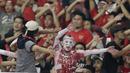 Suporter Indonesia saat menyaksikan laga melawan Chinese Taipei pada laga AFC U-19 di SUGBK, Jakarta, Kamis (18/10/2018). Indonesia menang 3-1 atas Chinese Taipei. (Bola.com/M Iqbal Ichsan)