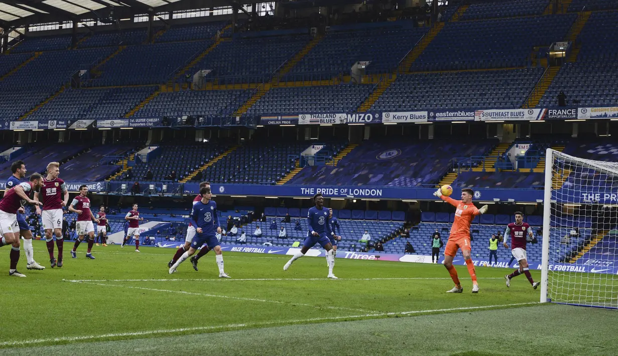 Lima menit sebelum jeda, Cesar Azpilicueta (kiri) berhasil menghujam jala gawang Burnley lewat tembakan kerasnya usai menerima umpan dari Hudson-Odoi. (Foto: AP/Pool/Justin Tallis)