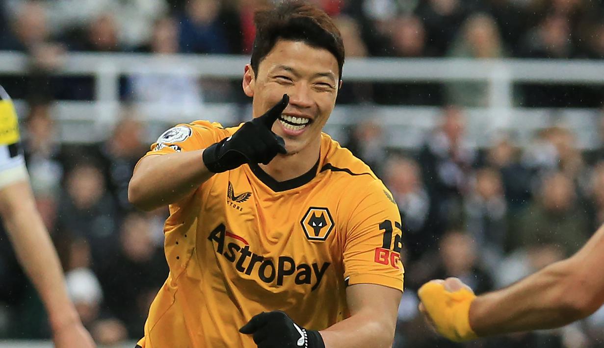 Pesepak bola asal Korea Selatan, Hwang Hee-chan saat ini tengah menjalani musim ketiga bersama Wolverhampton. Ia dipermanenkan dari RB Leipzig pada awal musim 2022/2023 dengan nilai transfer 16,7 juta euro setelah sempat berstatus pinjaman selama semusim. Hingga kini ia telah bermain dalam 60 laga bersama Wolves di Premier League dengan raihan 9 gol dan 2 assist. (AFP/Lindsey Parnaby)