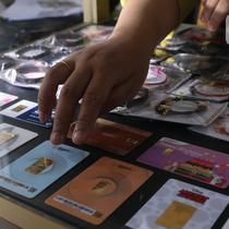 Pekerja merapikan emas di galeri 24 Pegadaian, Tangerang, Selasa (7/7/2020). Harga emas Pegadaian khusus batangan 1 gram cetakan Antam hari ini naik Rp 4.000 atau 0,42% ke level Rp 950.000/gram dari harga hari sebelumnya. (Liputan6.com/Angga Yuniar)