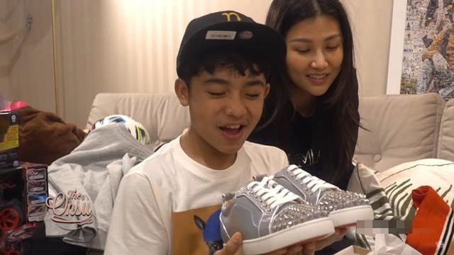 7 Momen Betrand Peto Buka Kado Sunatan, Masih Pakai Sarung