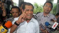 Nurdin Halid usai menjalani pemeriksaan oleh tim penyidik KPK, Jakarta ,Senin (12/10). Nurdin diperiksa sebagai saksi terkait kasus dugaan suap pemilihan Deputi Gubernur Senior Bank Indonesia pada 200