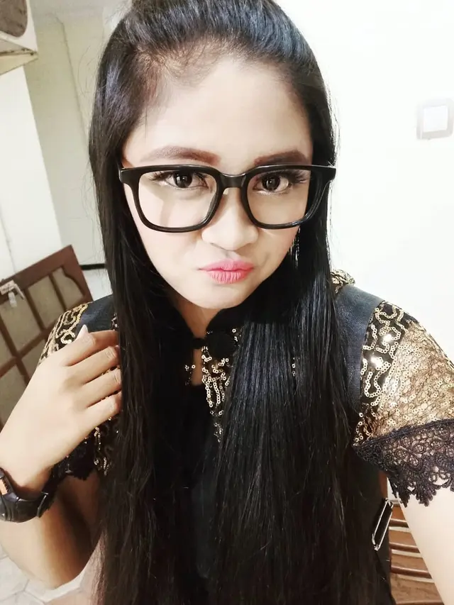 6 Pesona Evie 'Epep New Kendedes', Pemain Kendang Cantik Asal Kediri