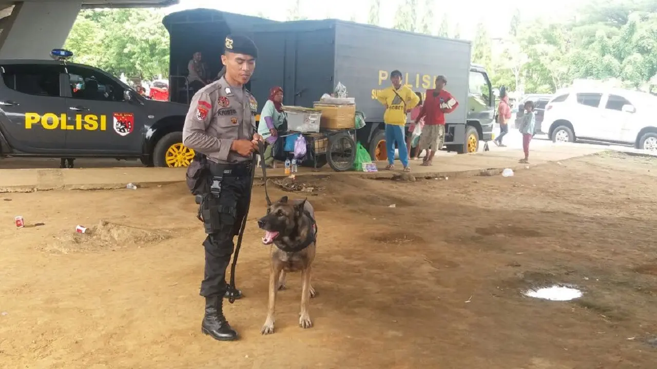 Anjing herder disiagakan kawal peringatan HAKI di Sulsel (Liputan6.com/ Eka Hakim)
