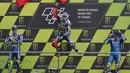 Podium juara MotoGP Prancis. Jorge Lorenzo juara diikuti Valentino Rossi dan pebalap Suzuki Ecstar, Maverick Vinales. (AFP/Charly Triballeau) 