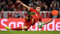 Robert Lewandowski - Timnas Polandia sangat berharap dengan penyerang haus gol ini. Pemain yang berusia 32 tahun ini berhasil menyematkan 41 gol dan 7 assist dalam 29 pertandingan bersama Bayern Munchen. (Foto: AFP/Christof Stache)