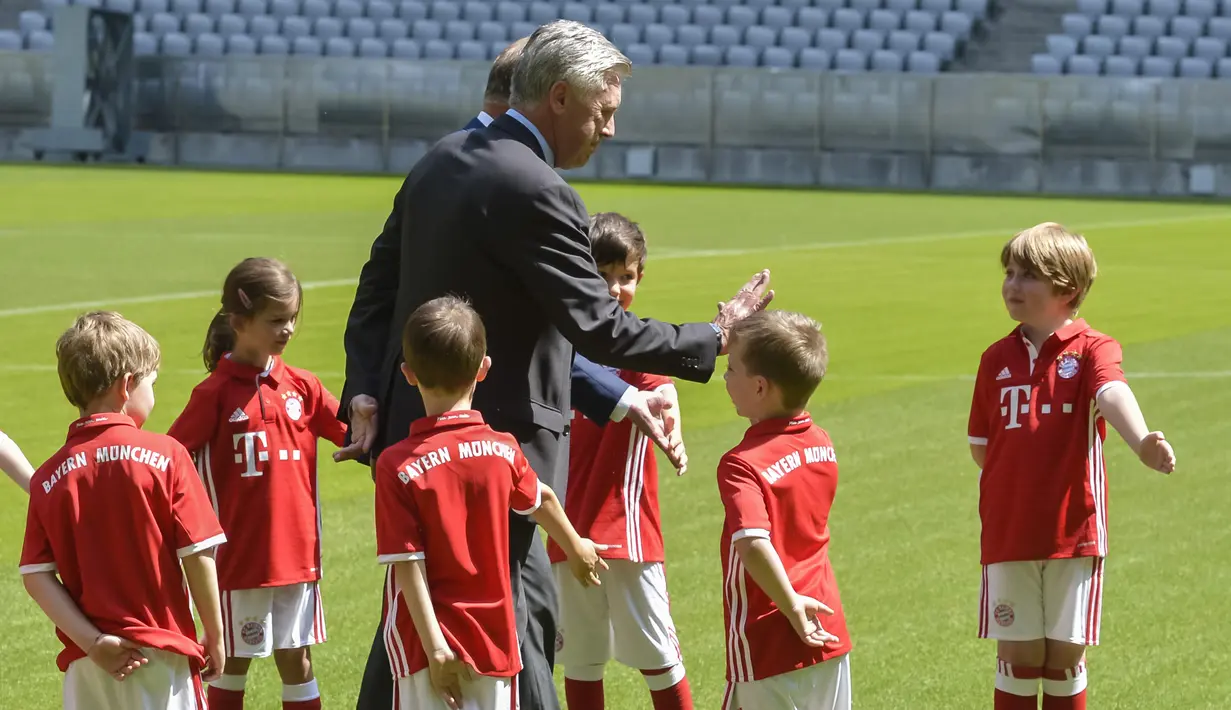 Anak-anak menyambut kedatangan Pelatih baru Bayern Munchen, Carlo Ancelotti di Stadion klub FC Bayern Munich, Jerman, (11//7/2016). (AFP/Guenter Schiffmann)