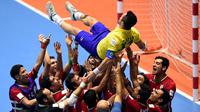 Para pemain Iran mengangkat bintang Brasil, Falcao, yang memutuskan pensiun dari ajang internasional. (AFP/Guillermo Legaria)