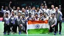 <p>Anggota tim bulu tangkis putra India merayakan kemenangan setelah mengalahkan Indonesia pada final putra turnamen bulu tangkis Piala Thomas 2022 di Impact Arena, Bangkok, Thailand, Minggu (15/5/2022). India juara Piala Thomas 2022 usai menaklukkan juara bertahan Indonesia 3-0 (Manan VATSYAYANA / AFP)</p>