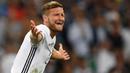 4. Shkodran Mustafi, diberitakan Sky Sport, bek Valencia ini sudah mencapai kesepakatan dengan Arsenal. Hal ini disampaikan ole agen Mustafi, Ali Bulut, dimana klub Spanyol itu menerima pinangan 30 juta pounds dari The Gunners. (AFP/Patrik Stollarz)