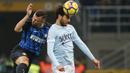 Gelandang Inter Milan, Ivan Perisic, duel udara dengan gelandang Lazio, Marco Parolo, pada laga Serie A, Italia di Stadion Giuseppe Meazza, Milan, Sabtu (30/12/2017). Inter Milan ditahan imbang 0-0 oleh Lazio. (AP/Antonio Calanni)
