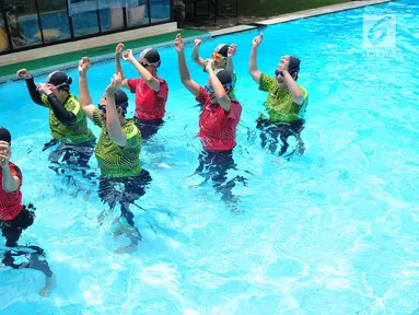 Klub akuarobik melakukan gerakan di dalam kolam saat acara seminar water dancing perfomance, dan akuarobik trial di kawasan Pejaten, Jakarta, Sabtu (11/11). Gelaran marathon aerobik air ini berlangsung serentak di 80 negara. (Liputan6.com/Helmi Afandi)