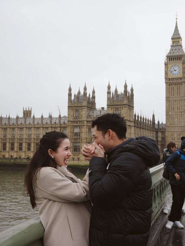 Sarah Menzel Tampil Berkerudung Saat Liburan di Paris, Warganet Doakan Agar Segera Mualaf