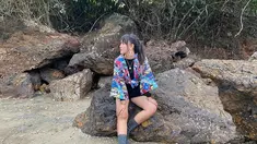 Nama Happy Asmara memang tak asing lagi bagi masyarakat Jawa Timur. Ia kerap menjadi penyanyi dari panggung ke panggung. Gaya penampilan pedangdut 20 tahun ini memang selalu trendi seperti saat ia sedang berlibur di pantai. (Liputan6.com/IG/happy_asmara77)