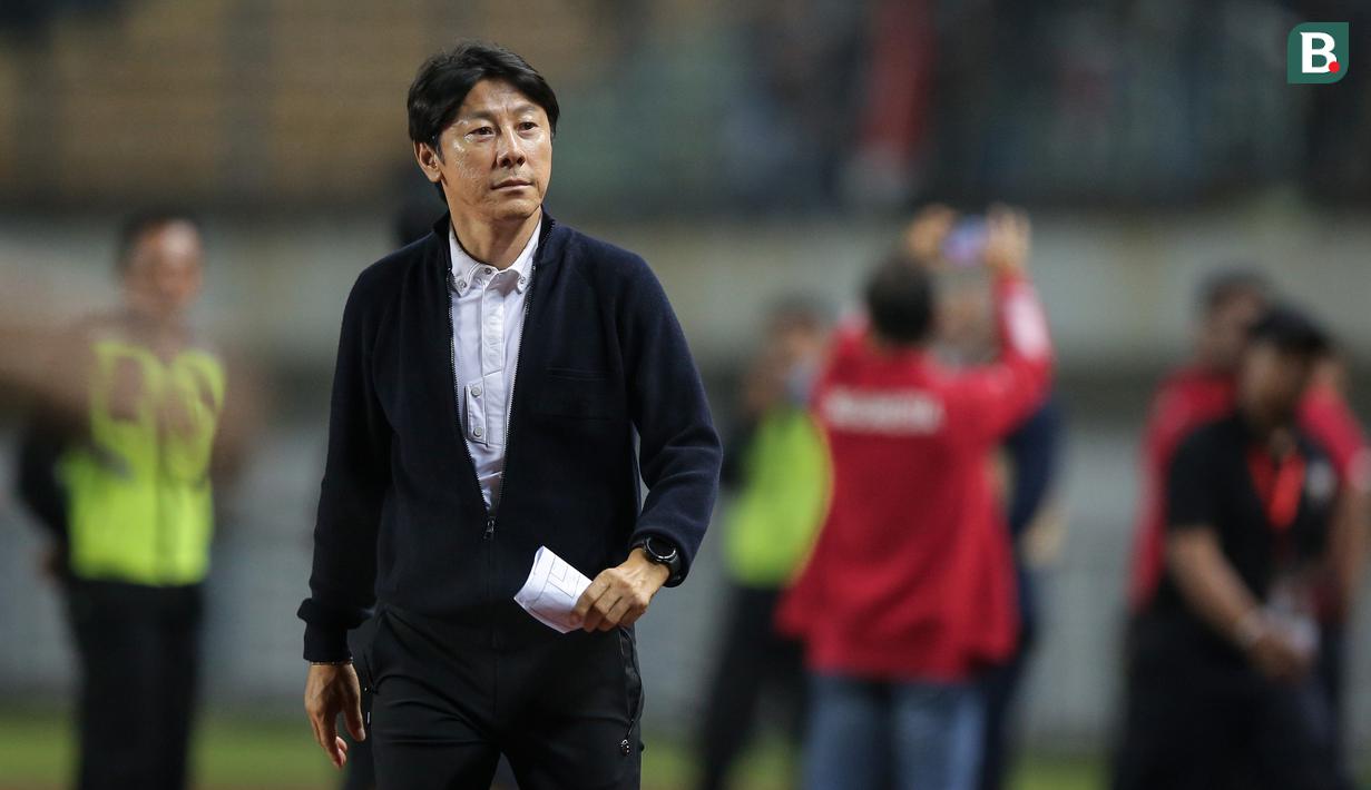 Style atau gaya Shin Tae-yong menyita perhatian ketika Timnas Indonesia bertemu Curacao dalam FIFA Matchday di Stadion Gelora Bung Karno, Sabtu (24/9/2022). (Bola.com/Bagaskara Lazuardi)