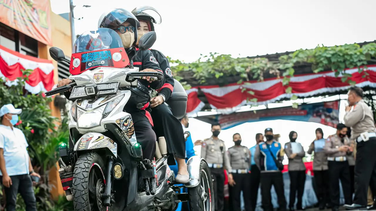 Disabilitas Surabaya saat ujian SIM. (Dian Kurniawan/Liputan6.com).