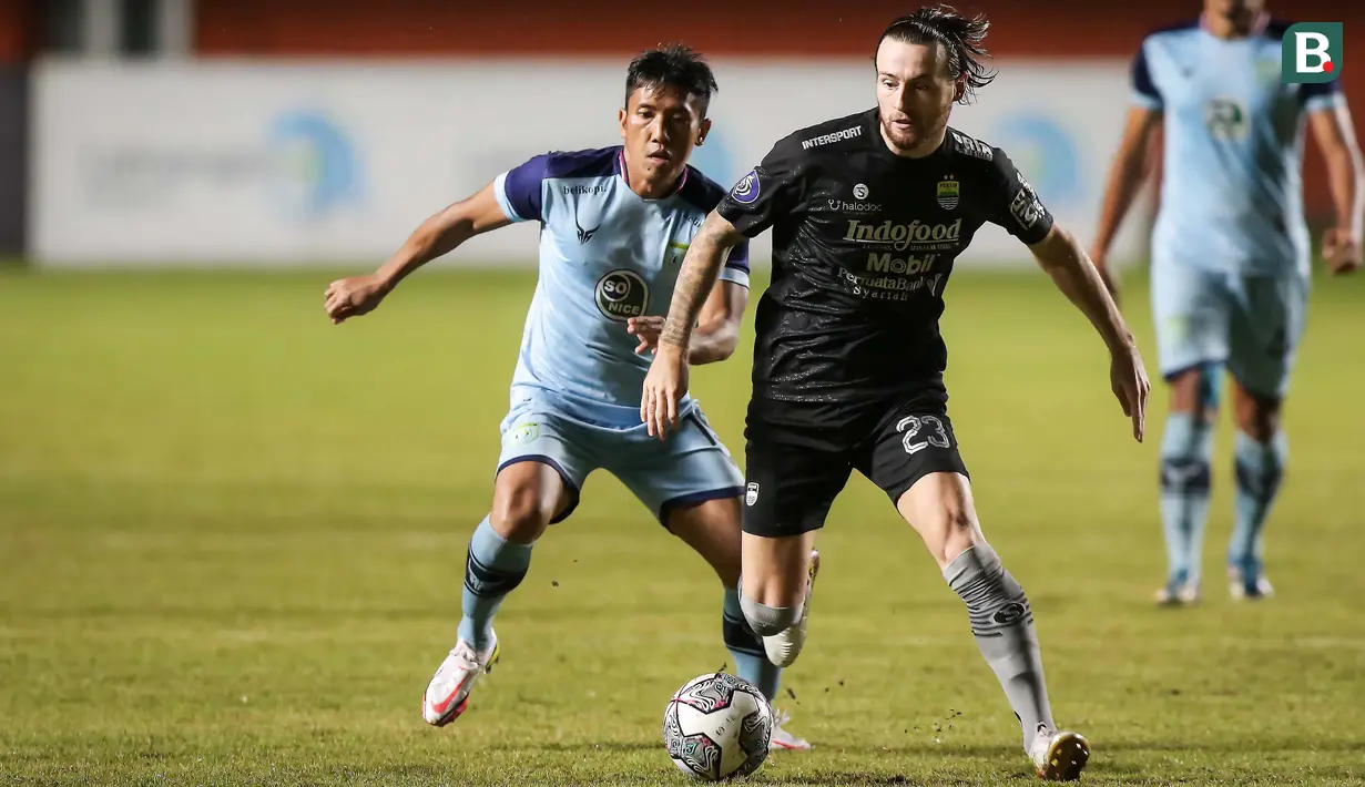 Tiga gol hanya dalam 21 menit pertandingan membuat kedua tim sama-sama menurunkan tempo permainan. Baik Persela maupun Persib sama-sama bermain lebih bersabar dalam membangun serangan. (Bola.com/Bagaskara Lazuardi)