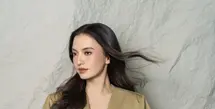 Menjadi wamen Komdigi membuat Raline Shah kerap tampil dengan gaya formal. Baru-baru ini ia unggah OOTD ngantor ala PNS yang stylish [@ralineshah]