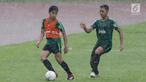 Pemain Timnas Indonesia U-22, Lutfi Kamal mengontrol bola saat berlatih di Stadion Madya, Jakarta, Kamis(24/1). Latihan ini digelar untuk menghadapi Piala AFF U-22. (Bola.com/Yoppy Renato)