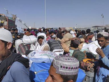 Warga Afghanistan menunggu untuk berjalan melintasi titik penyeberangan perbatasan di Chaman, Pakistan, Selasa, 31 Oktober 2023. (AP Photo/Jafar Khan)