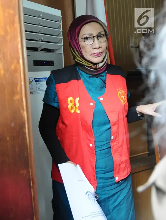 Terdakwa kasus dugaan penyebaran berita bohong Ratna Sarumpaet usai menjalani sidang lanjutan di PN Jakarta Selatan, Selasa (12/3). Sidang mendengarkan tanggapan JPU atas nota keberatan yang disampaikan pengacara Ratna. (Liputan6.com/Herman Zakharia)