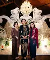 Rachel Vennya dan Fuji Utami nampak hadiri acara Tedak Sinten putra Erika Carlina. Keduanya terlihat kenakan kebaya dengan gaya yang berbeda [@rachelvennya]