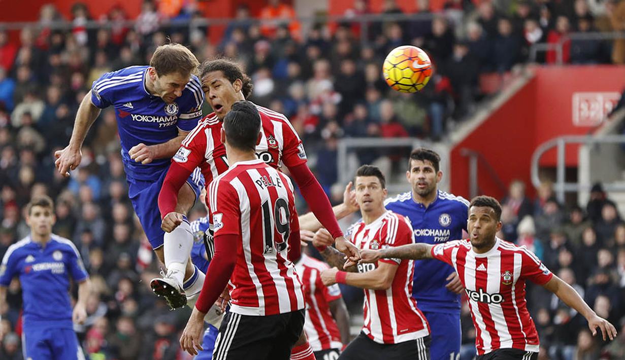 Proses terjadinya gol kemenangan Chelsea yang dicetak Branislav Ivanovic ke gawang Southampton. Gol kemenangan The Blues baru terwujud pada menit ke-89. (Reuters/John Sibley)