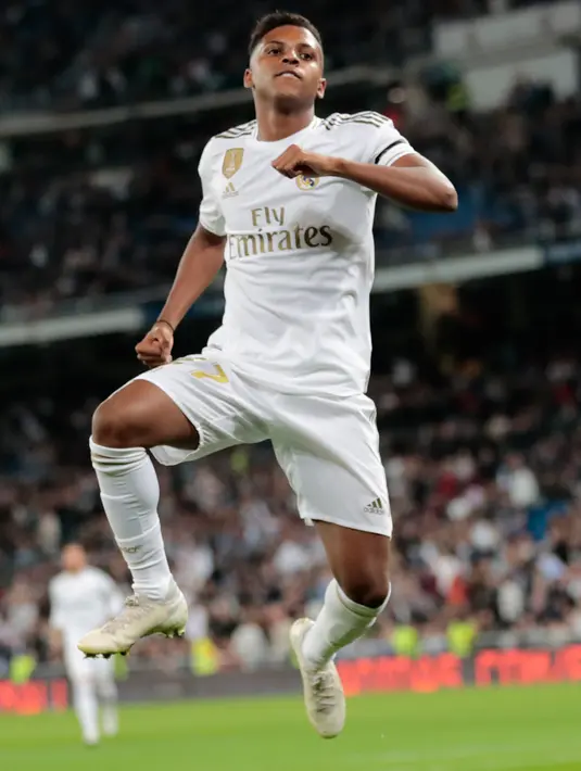 Striker Real Madrid Rodrygo berselebrasi setelah berhasil mencetak gol ke gawang Leganes pada pekan ke-11 La Liga 2019-2020 di Santiago Bernabeu,, Rabu (30/10/2019). Real Madrid tanpa ampun menghajar tamunya Leganes, 5-0. (AP/Bernat Armangue)