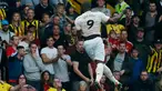 Penyerang Manchester United, Romelu Lukaku berselebrasi usai mencetak gol ke gawang Watford pada pertandingan lanjutan Liga Inggris di stadion Vicarage Road, Inggris (15/9). MU menang tipis 2-1 atas Watford. (AP Photo/Frank Augstein)