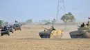 Pasukan Khusus Irak bergerak menuju daerah pertahanan ISIS di selatan Mosul, Irak, Sabtu (29/10). Pasukan Khusus Irak terus menggempur ISIS yang menguasai kota Mosul. (REUTERS)